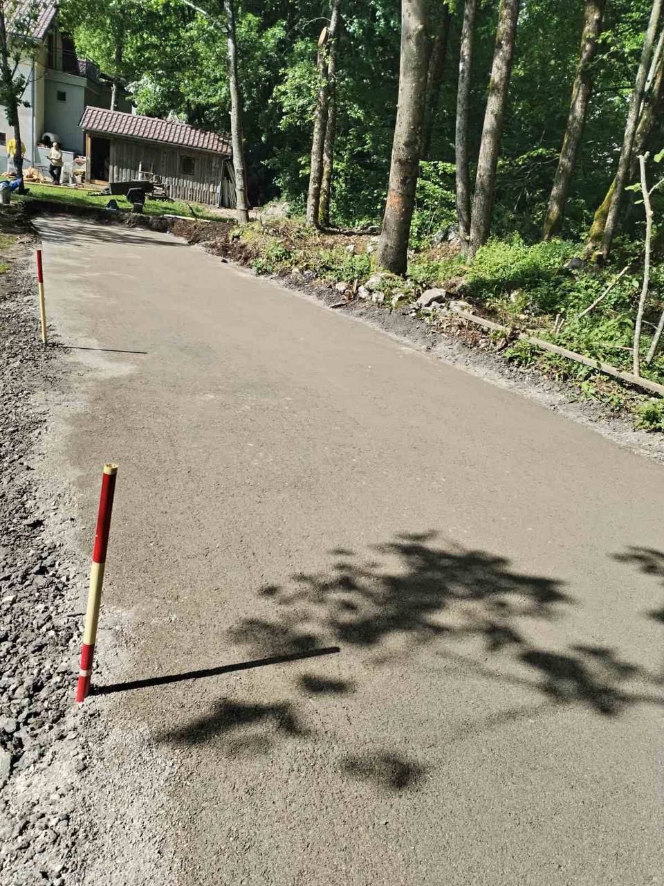 Završeni sloj puta u šumskom okruženju