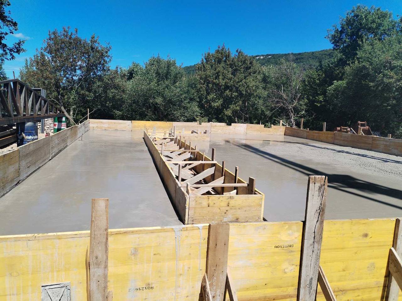 Gotova betonska ploča nakon betoniranja
